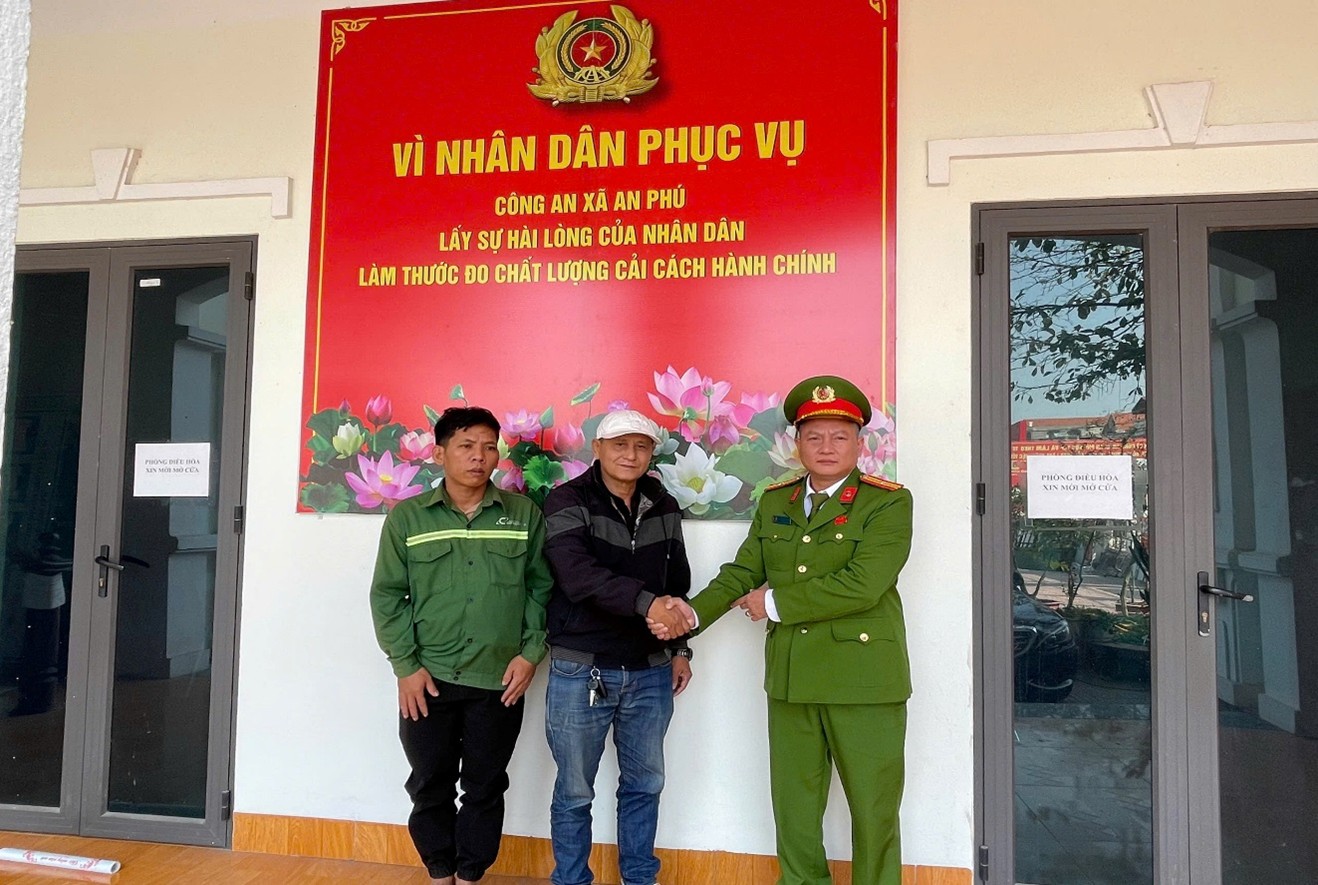 Công an xã An Phú hỗ trợ công dân bị lừa đảo môi giới việc làm về với gia đình